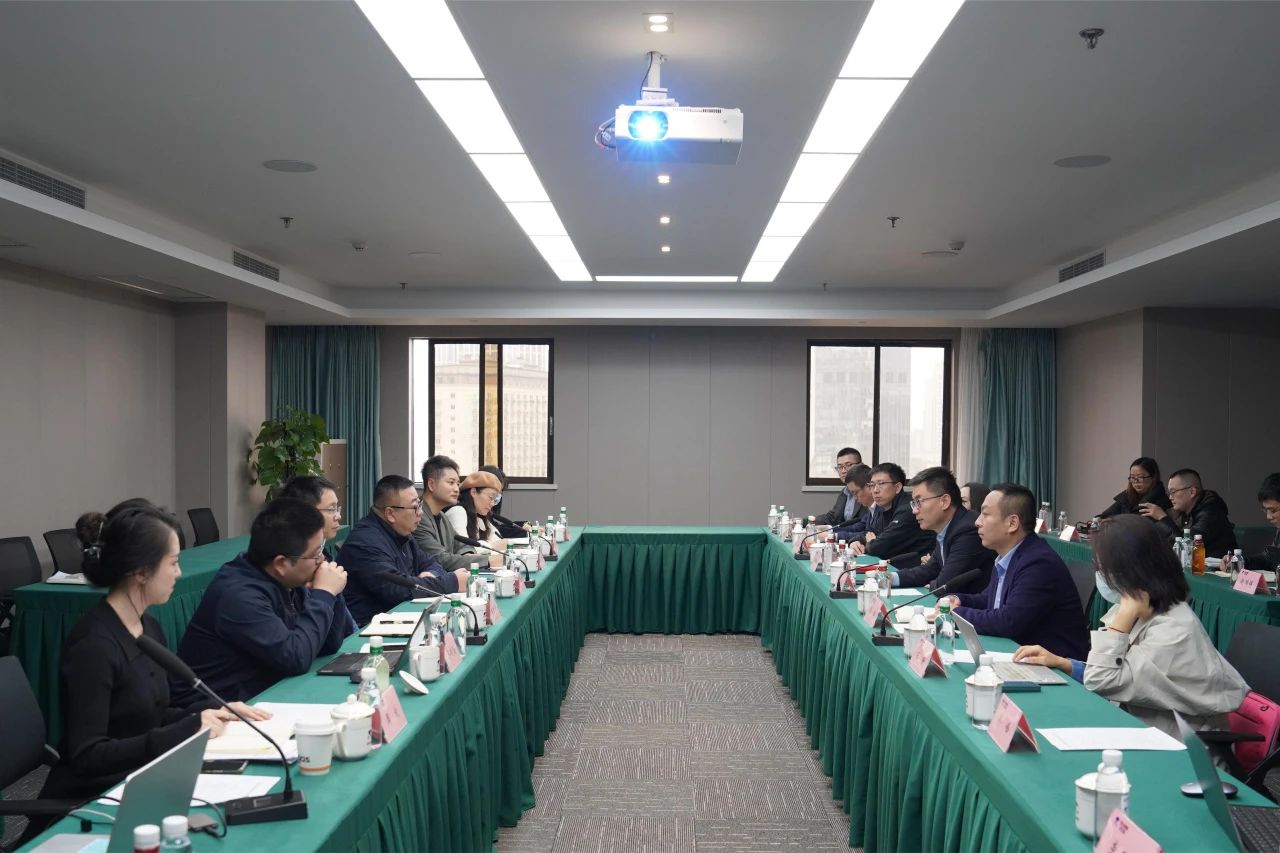 省尊龙凯时集团与内蒙古伊利实业集团举行座谈交流会
