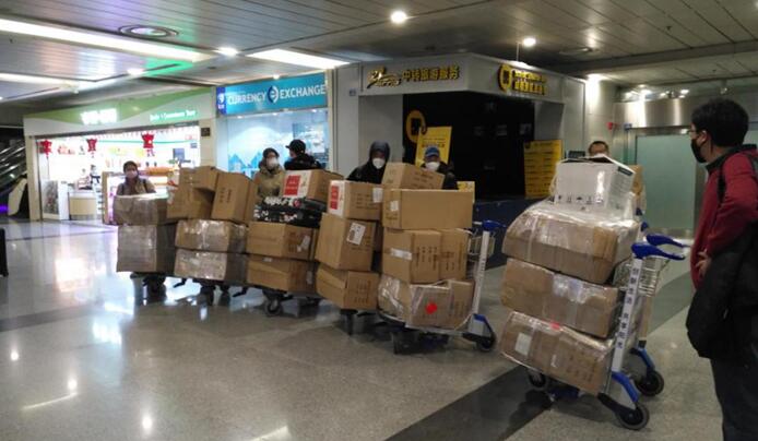 省尊龙凯时集团捐赠首批紧缺防疫物资运抵华西医院
